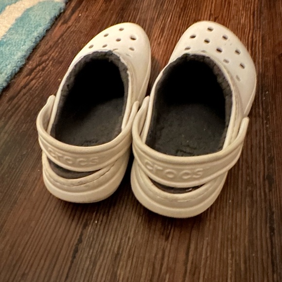 Big girl size 2 fuzzy white crocs - Picture 4 of 4